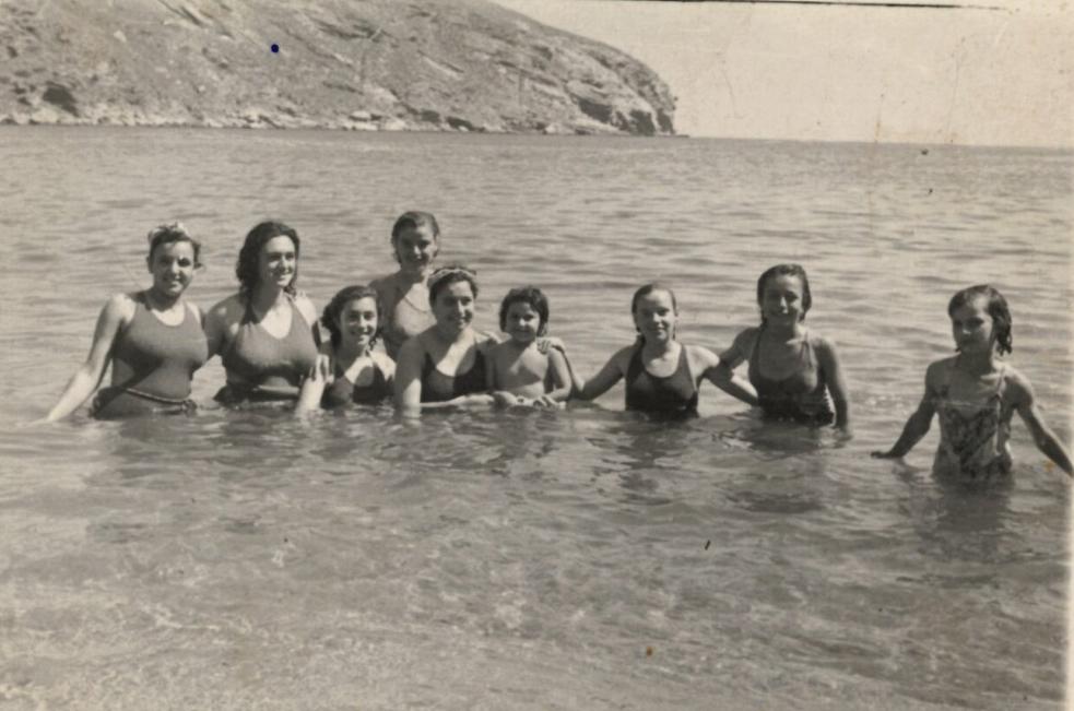 Γυναικεία παρέα στη θάλασσα στα Γιάλια