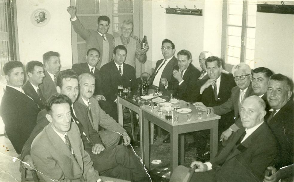 Παρέα στο καφενείο του Λούη (στη δεκαετία του 1960)